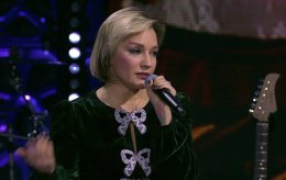 Татьяна Буланова с микрофоном