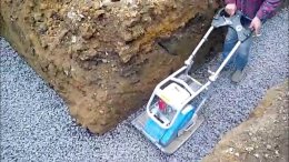 трамбовка щебня перед укладкой фундамента