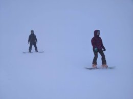 Люди катаются на сноубордах.