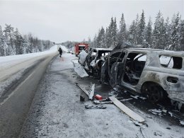 Разбитые и сгоревшие автомобили на обочине дороги после аварии.