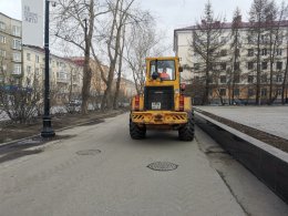 Трактор на уборке улицы.