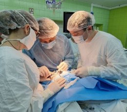 Врачи в операционной.