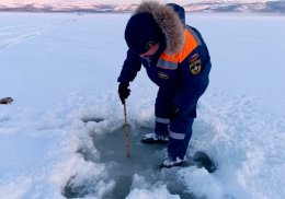 Сотрудники МЧС на водоеме