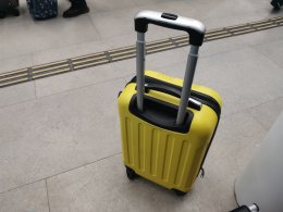 Чемодан в зоне ожидания