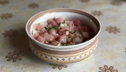 салатник с рыбой