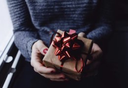 Подарок в руках у девушки