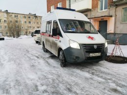 Скорая помощь стоит у подъезда.