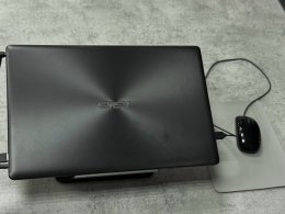 Компьютер на рабочем столе.