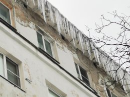 Сосульки на крыше в Мурманске