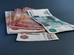 Пачка денег на столе