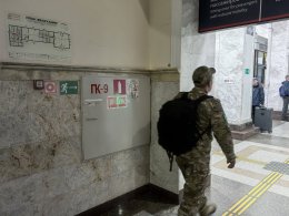 Военный идет с рюкзаком