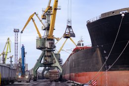 Погрузка грузового судна в порту Мурманска