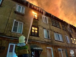 Сотрудник МЧС тушит пожар.