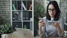 Девушка с картой в офисе