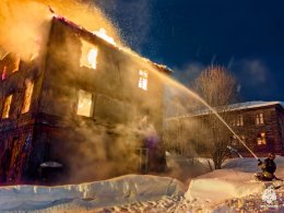 Пожарные тушат горящий жилой дом