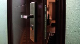 ПРиоткрытая входная дверь в квартиру