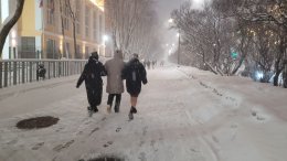 Люди идут по проспекту Ленина в метель