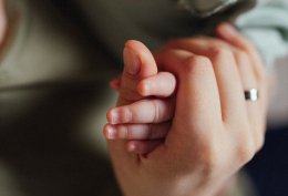 Детская ручка в женской руке