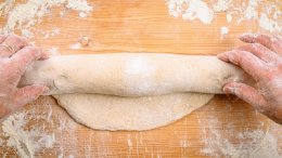 тесто сворачивают в рулет