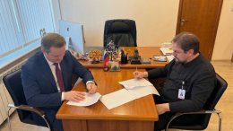 Вице-губернатор Мурманской области Дмитрия Панычев подписывает соглашение