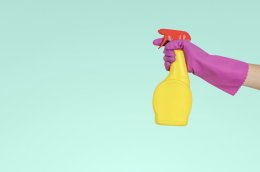 Средство для уборки в желтой упаковке