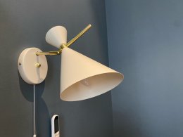 Выключенная лампа в квартире