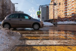 Автомобиль на весенней дороге в России