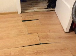 доски ламината встали домиком