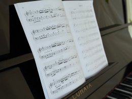 Нотный стан и фортепиано