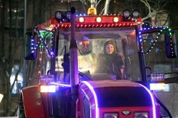 Украшенная по-новогоднему техника.