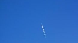 Самолёт в небе.