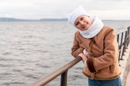 Девушка позирует у воды