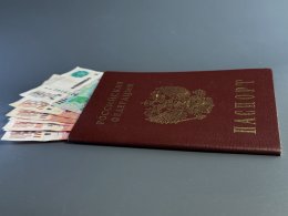 Российский паспорт с деньгами
