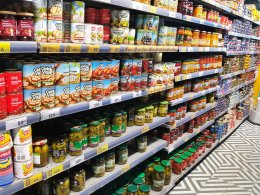 Полка с продуктами в магазине