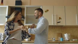 Счастливая пара на кухне