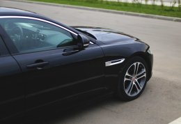 Черный автомобиль