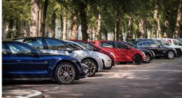 Машины на парковке