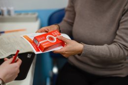 Врач выдаёт витамин D.