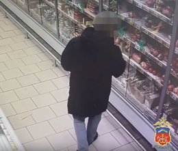 Вор идет по супермаркету