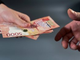 Передача денег из рук в руки.