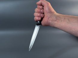 Нож в мужской руке