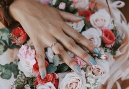 Голубой маникюр на цветах