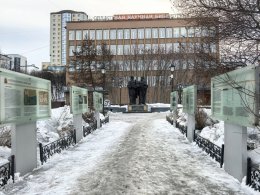 Сквер перед Мурманской областной научной библиотекой зимой