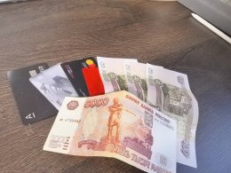 Банковские карты на столе