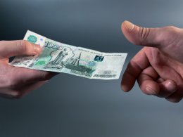 Передаёт деньги из рук в руки