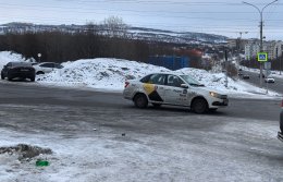 Машина такси на улице Мурманска