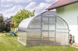 теплица из поликарбоната на зеленом газоне