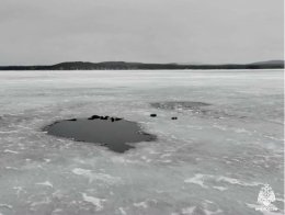 Полынья на льду озера