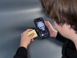 Человек переводит деньги мошенникам.