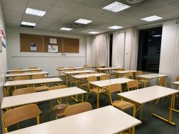 Пустые парты в школе